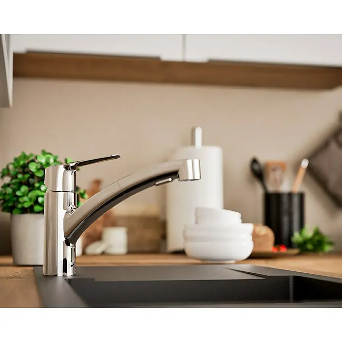 Grohe QuickFix Spültischarmatur Start - Chrom, Ausziehbar, Glänzend - Küchenarmatur aus Chrom vor verschwommenem Hintergrund, das elegante Design für moderne Küchen, verleiht Ihrem Spülbereich einen Hauch von Eleganz.