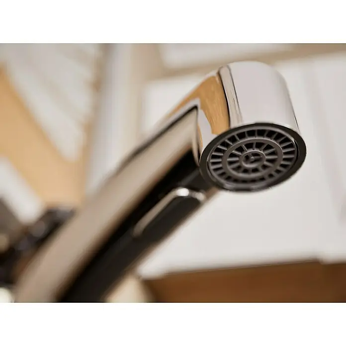 Grohe QuickFix Spültischarmatur Start - Chrom, Ausziehbar, Glänzend - Nahaufnahme eines verchromten Wasserhahns mit Belüfter, der ein sauberes und modernes Design für jedes Badezimmer oder jede Küche bietet.