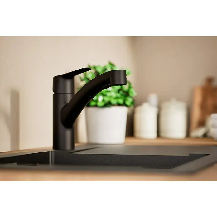 Grohe QuickFix Start Spültischarmatur - Schwarz, Schwenkbar, Matt - Schwarzer Küchenarmatur mit modernem Design. Die Armatur ist auf einer Arbeitsplatte montiert und wirkt sehr elegant und praktisch.