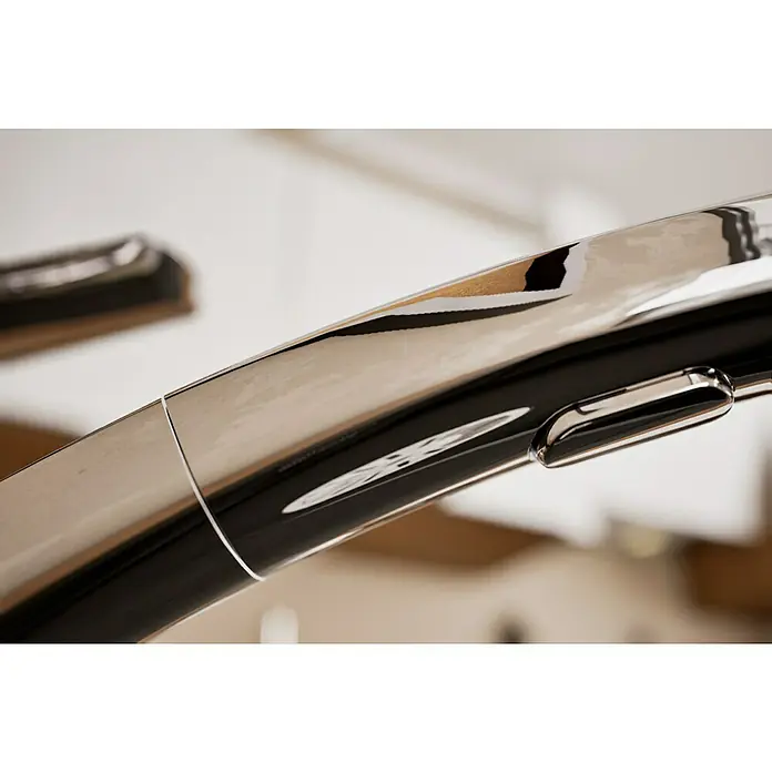 Grohe QuickFix Spültischarmatur Start - Chrom, Ausziehbar, Glänzend - Nahaufnahme einer glänzenden Chromarmatur, die das Licht reflektiert.