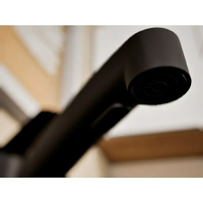 Grohe QuickFix Start Spültischarmatur - Schwarz, Schwenkbar, Matt - Nahaufnahme eines modernen, mattschwarzen Wasserhahns, der durch sein minimalistisches Design und seine zylindrische Form besticht.