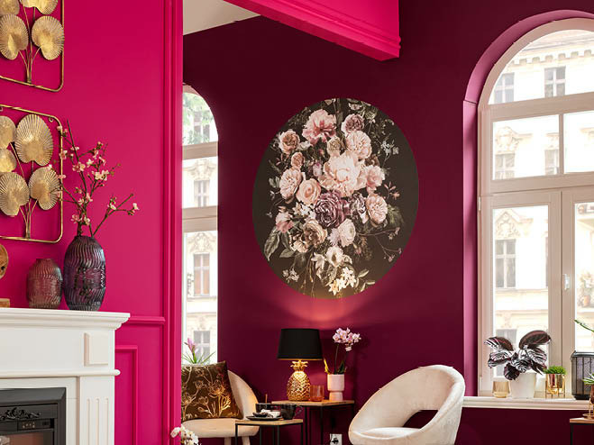 Wohnzimmer in Magenta gestrichen mit einer Fototapete mit Blumenmotiv verziert