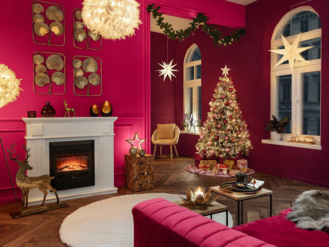 Weihnachten im Viva Magenta Style, mit Weihnachtsbaum, weihnachtlicher Deko und Beleuchtung