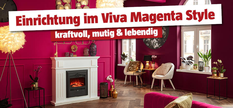 Einrichtung im Viva Magenta Style mit elektrischem Kamin und Gold-Details