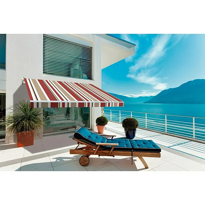 SmartSun Toldo de brazos extensibles Original Kit Poliéster - Beige/Burdeos, Ancho: 3 m, Caída: 2 m - Toldo de rayas en un patio con tumbona y vistas a un lago.