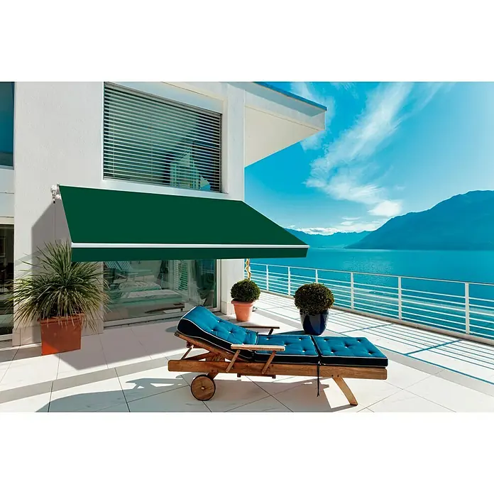 SmartSun Toldo de brazos extensibles Original Kit Poliéster - Verde, Ancho: 3 m, Caída: 2 m - Toldo: Un toldo verde en la pared de una casa con terraza y vistas al mar proporciona sombra y protección solar.