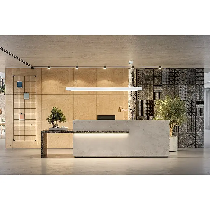 E2 elektro LED-Deckenleuchte Prisma - 45 W, L x B x H: 150 x 20 x 4,5 cm, Kaltweiß - Moderne Bürobeleuchtung: Elegante LED-Hängeleuchte in einem stilvollen Empfangsbereich, der durch modernes Design und minimalistische Ästhetik besticht.