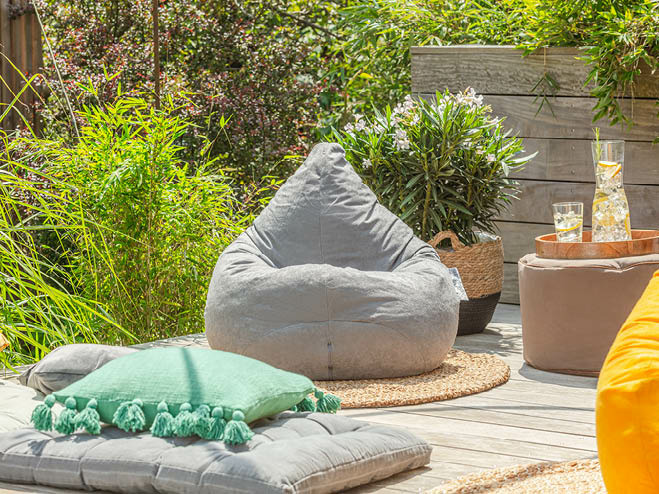 Sitzkissen, Sitzsack, Kissen und Decken auf der selbstgemachten Sitzecke aus Holz