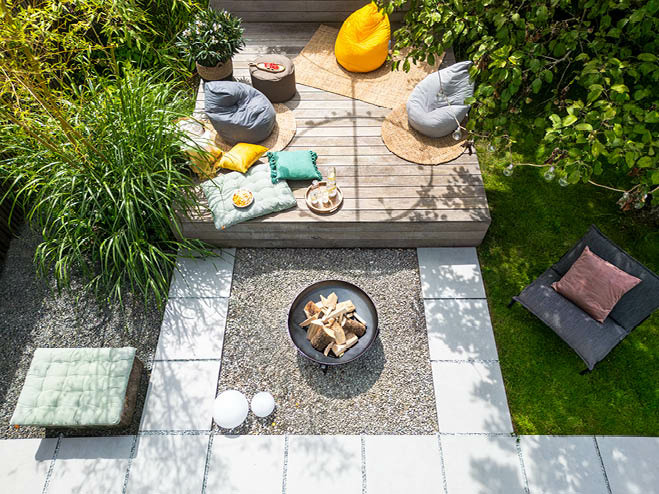 Feuerstelle im Garten mit Sitzecke bei Tag, Vogelperspektive