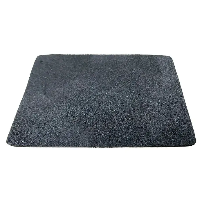 Bur2000 Base aislante Sound 2 - 25 m², Espesor: 2 mm - Bloque de espuma negra. Un bloque rectangular de material de espuma denso y oscuro, ideal para acolchado y protección.