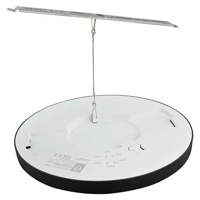 E2 elektro LED-Panel rund Space - 12 W, Ø x H: 22,5 x 1,7 cm, Schwarz, Warmweiß - Eine Nahaufnahme einer runden LED-Deckenleuchte mit verstellbarer Farbtemperatur, die an einer Aufhängung befestigt ist.