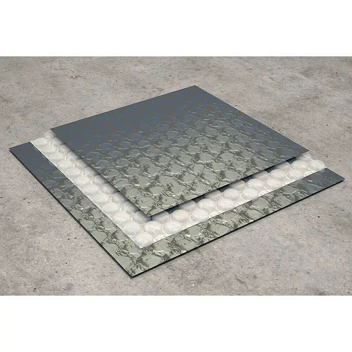 Bur2000 Aislamiento reflexivo Termoreflex 10 - 10 x 1,2 m, 12 m² - Imagen de varias placas acústicas cuadradas con textura rugosa en gris y blanco, apiladas sobre un pavimento de hormigón.