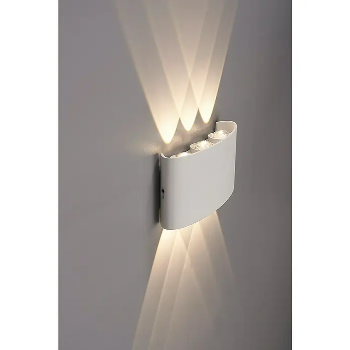 E2 elektro LED-Außenwandleuchte Petra - 17 x 4 x 8 cm, Weiß, IP54 - Eine moderne, weiße Wandleuchte mit drei Lichtquellen, die ein stilvolles Lichtmuster an die Wand wirft. Sie sorgt für ein elegantes Ambiente.