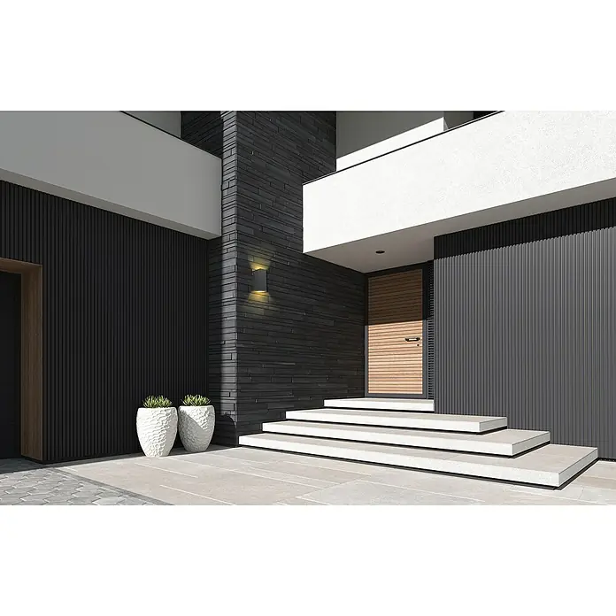 E2 elektro Außenwandleuchte Aster - 15 W, 16 x 6,8 x 7,8 cm, Anthrazit, IP65 - Das Bild zeigt eine moderne Haustür mit Holzverkleidung, umgeben von dunklen Wänden und weißen Akzenten. Stilvolle Außentreppe führt zum Eingang.