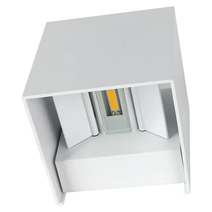 E2 elektro LED-Außenwandleuchte White - 30 W, 38 x 38 x 5,7 cm, Weiß - Nahaufnahme einer modernen, weißen LED-Wandleuchte, die ein helles, nach unten gerichtetes Licht bietet und sich ideal für Innenräume eignet.