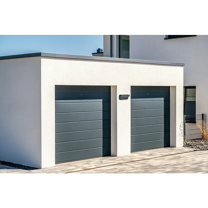 E2 elektro LED-Außenwandleuchte Ridos - 7 W, 22 x 9,3 x 8 cm, Anthrazit, IP44 - Eine moderne Doppelgarage mit grauen Sektionaltoren in einem hellen Neubau. Die Garagentore sind horizontal unterteilt.