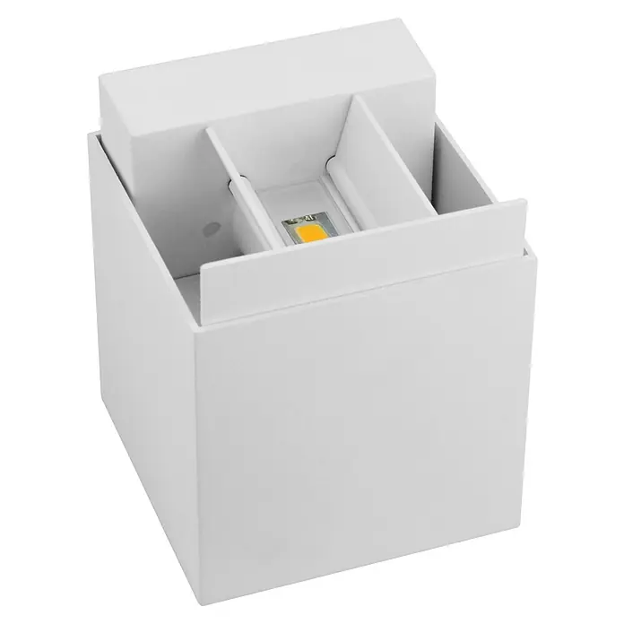 E2 elektro LED-Außenwandleuchte White - 30 W, 38 x 38 x 5,7 cm, Weiß - Nahaufnahme einer weißen, würfelförmigen Wandleuchte mit LED-Licht und modernem Design für eine stilvolle Beleuchtung.