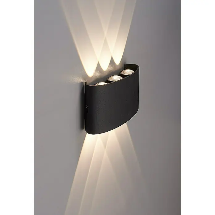 E2 elektro LED-Außenwandleuchte Petra - 17 x 4 x 8 cm, Anthrazit, IP54 - Nahaufnahme einer modernen, mattschwarzen Wandleuchte mit drei LEDs, die Lichtkegel nach oben und unten wirft. Elegantes Design für stimmungsvolle Beleuchtung.