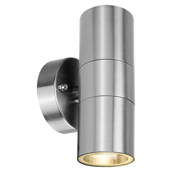 E2 elektro Außenwandleuchte Electra - 7 W, 9,2 x 8,5 x 16,2 cm, Silber, IP44 - Nahaufnahme einer modernen, gebürsteten Aluminium-Außenwandleuchte mit warmem Lichtschein, ideal für die Hausbeleuchtung.