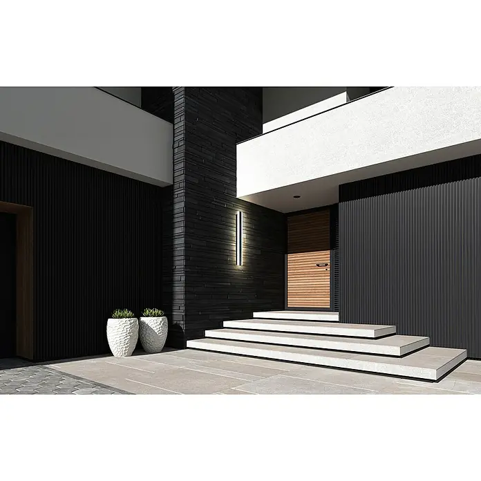 E2 elektro LED-Außenwandleuchte Irena - 18 W, 100 x 9 x 5 cm, Anthrazit, IP54 - Moderne Hausfassade mit Holztür, geradliniger Beleuchtung und stilvollen Pflanzgefäßen, die das zeitgenössische Design unterstreichen.