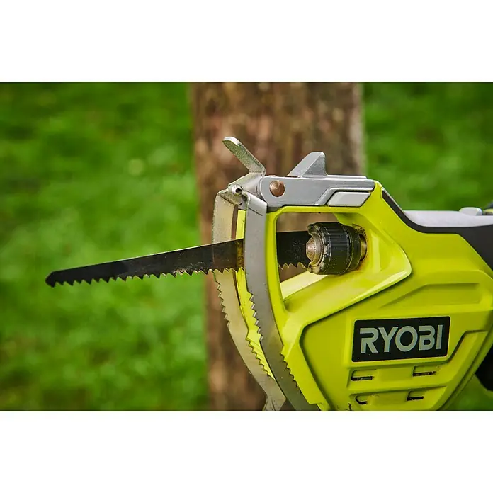 Ryobi ONE+ Akku-Astsäge RY18PSA - 18 V, Li-Ionen, Ohne Akku - Nahaufnahme einer RYOBI Astsäge, die für Gartenarbeiten und Baumschnittarbeiten verwendet wird. Sie verfügt über ein scharfes Sägeblatt.