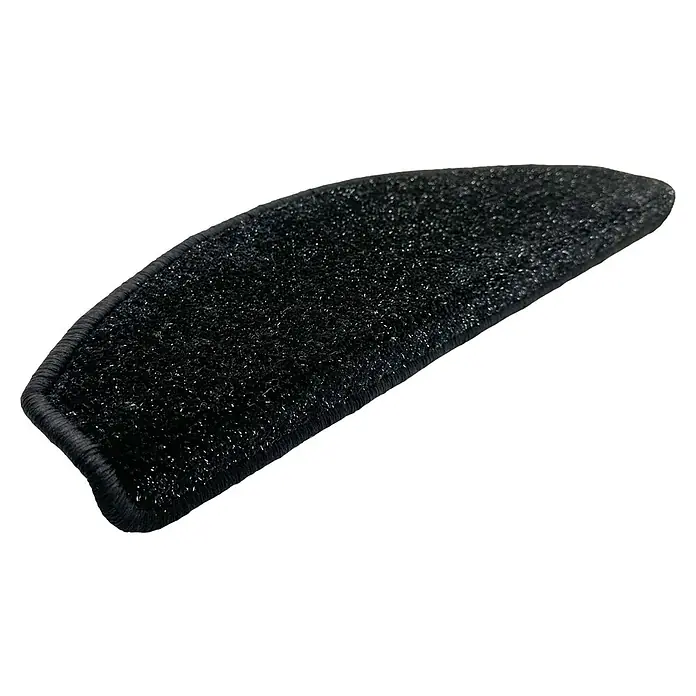 Stufenmatte Bravo - 15 Stk., 22 x 65 cm, 100% Polypropylen, Schwarz - Nahaufnahme eines schwarzen, halbmondförmigen Teppichs mit texturierter Oberfläche und abgerundeten Kanten auf gestreiftem Hintergrund.