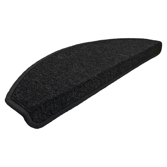 Stufenmatte Delta - 22 cm x 65 cm x 5 mm, Anthrazit - Hier ist eine Nahaufnahme einer halbrunden, schwarzen Teppichstufe mit einer schützenden Umrandung. Ideal für Treppen.