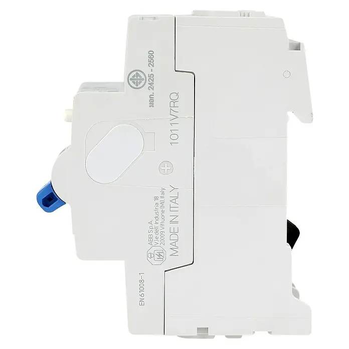ABB System pro M compact FI-Schalter F204 A-40/0.03 - 40 A, Typ A, 30 mA, Polanzahl: 4 - Seitenansicht eines ABB-Fehlerstrom-Schutzschalters, gekennzeichnet mit "Made in Italy" und Produktinformationen.