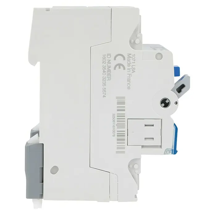 Hager FI-Schalter CDA440D - 40 A, 0,03 A, Polanzahl: 4 - Seitenansicht eines elektrischen Schutzschalters mit CE-Kennzeichnung, ID-Nummer und Barcode, hergestellt in Frankreich.