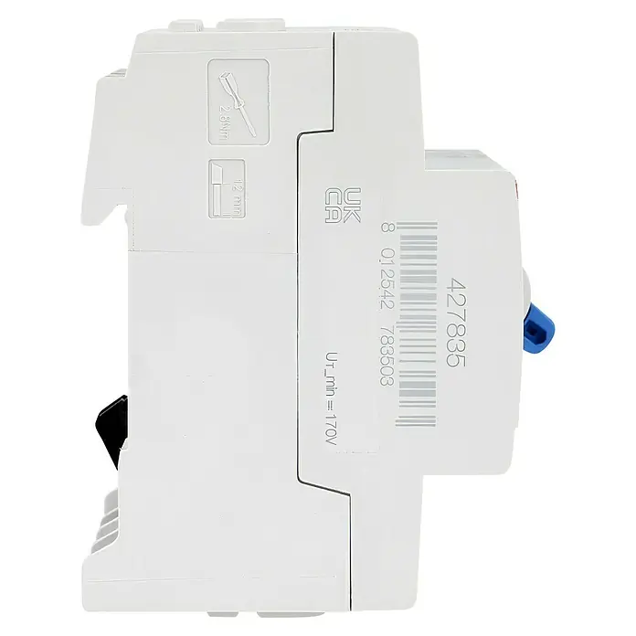 ABB System pro M compact FI-Schalter F204 A-40/0.03 - 40 A, Typ A, 30 mA, Polanzahl: 4 - Detailaufnahme eines weißen Sicherungsautomaten mit technischen Daten und Sicherheitsinformationen.