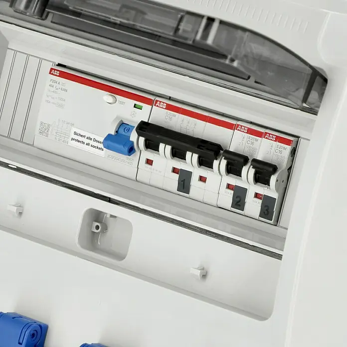 Baustromverteiler Wandverteiler - Anzahl CEE-Steckdosen: 2 Stk., Anzahl Steckdosen Schuko: 4 Stk., IP54 - Ein ABB Sicherungskasten mit mehreren Sicherungsautomaten, inklusive eines FI-Schutzschalters zum Schutz aller Steckdosen.
