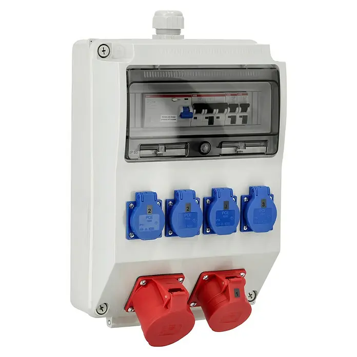 Baustromverteiler Wandverteiler - Anzahl CEE-Steckdosen: 2 Stk., Anzahl Steckdosen Schuko: 4 Stk., IP54 - Eine weiße Steckdosenleiste mit Sicherungskasten und roten und blauen Starkstromsteckdosen.