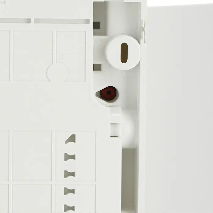 ABB - Striebel & John Aufputz-Verteiler AK624N3 + Tür AZT620 - Anzahl Reihen: 2 Stk., 33,9 x 45,3 cm, Weiß, RAL 9016 - Detailaufnahme einer weißen Kunststoffbox mit Öffnungen und einem roten Knopf. Ideal zur Aufbewahrung und Organisation.