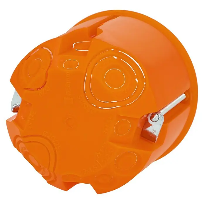 Kaiser Hohlwanddose 9064-02 - 68 x 62 mm, Hohlwand, Orange, 1 Stk. - Nahaufnahme einer orangefarbenen Unterputzdose mit Metallschelle zur Installation von Elektroinstallationen.