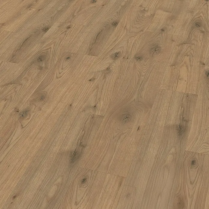 Egger Laminat Aquadura+ - Almington Eiche natur, Landhausdiele, 1.292 x 193 x 7,5 mm - Nahaufnahme eines Laminatbodens mit warmen Holztönen und charakteristischen Astlöchern für ein natürliches Aussehen.