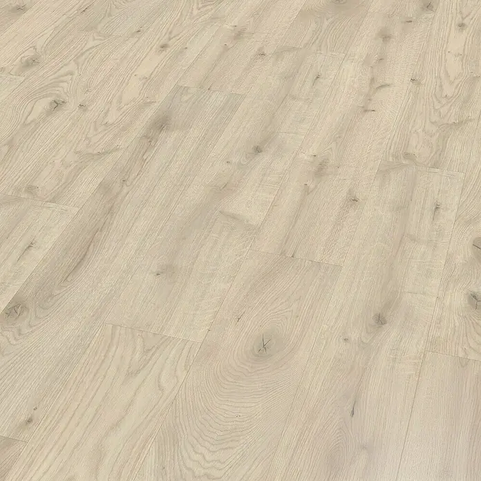 Egger Laminat Aquadura+ - Almington Eiche beige, Landhausdiele, 1.292 x 193 x 7,5 mm - Nahaufnahme eines hellen, modernen Laminatbodens mit Holzmaserung. Die Dielen verleihen dem Raum eine natürliche und elegante Optik.