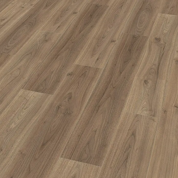 Egger Laminat NatureSense Aqua - Langley Nussbaum hell, Landhausdiele, 1.292 x 193 x 8 mm - Nahaufnahme von Laminatboden mit Holzmaserung, der ein natürliches und elegantes Aussehen verleiht. Die warmen Farbtöne sorgen für eine gemütliche Atmosphäre.