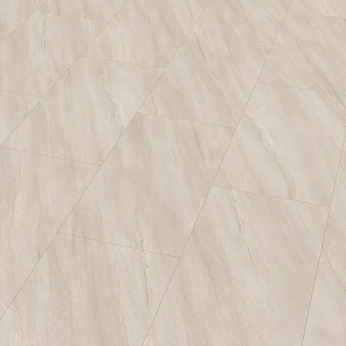 Egger Laminat NatureSense Aqua - Calvia Stein sandgrau, Fliese, 1.292 x 327 x 8 mm - Ein Bild von hellen Bodenfliesen, die in einem Winkel verlegt sind, wodurch ein modernes und sauberes Erscheinungsbild entsteht.