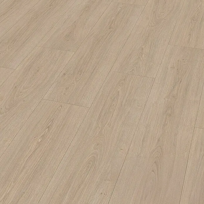 Egger Laminat Aquadura+ - Victoria Eiche hellbraun, Landhausdiele, 1.292 x 246 x 7,5 mm - Helles Laminat mit Holzstruktur. Das Laminat ist in einem Winkel verlegt und zeigt ein natürliches Holzdesign.