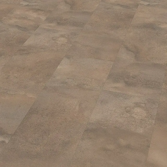 Egger Laminat Aquadura+ - Titanit sandbeige, 1.292 x 327 x 7,5 mm - Nahaufnahme von beigen Bodenfliesen, die ein strukturiertes, steinartiges Muster aufweisen und eine warme, natürliche Atmosphäre schaffen.