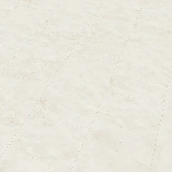 Egger Laminat Aquadura+ - Cremona Marmor, 1.292 x 327 x 7,5 mm - Nahaufnahme eines hellen Keramikfliesenbodens mit subtilem Marmormuster, der eine elegante und pflegeleichte Oberfläche bietet.