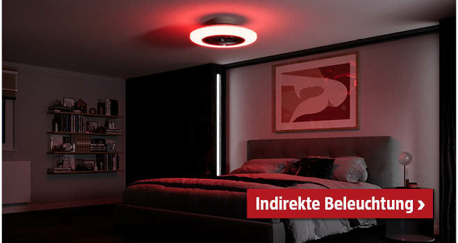 Schlafzimmer mit Bett bei Nacht, die Deckenlampe leuchtet in gedämpftem, rotem Licht