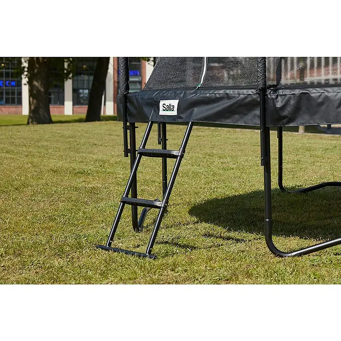 Salta Trampolin-Leiter - Länge: 82 cm, Stahl, Schwarz - Nahaufnahme einer Salta Trampolinleiter, die den Zugang zum Trampolin im Garten erleichtert. Stabiles Design für sicheren Auf- und Abstieg.