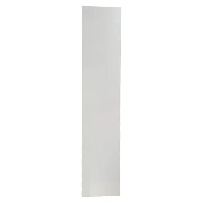 Modulkit Puerta batiente - An x Al: 400 x 2.300 mm, Blanco - Un panel blanco vertical se alza ante una ventana con persianas, ofreciendo una estética elegante y moderna para cualquier estancia.