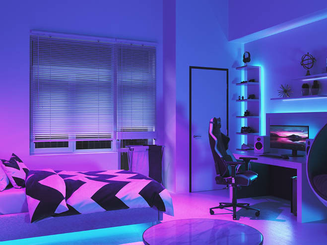 Schlafzimmer bei Nacht in türkis und pinkem Licht, gegenüber vom Bett ein Gaming PC mit Stuhl
