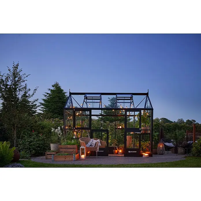 Juliana Gewächshaus Jubii 60 - Außenmaß inkl. Dachüberstand (B x T): 368 x 296 cm, Material Seitenwand: Glas, 3 mm, Schwarz - Elegantes Juliana Gewächshaus mit stimmungsvoller Beleuchtung im Garten. Ein gemütlicher Rückzugsort für Pflanzenliebhaber mit stilvollem Ambiente.
