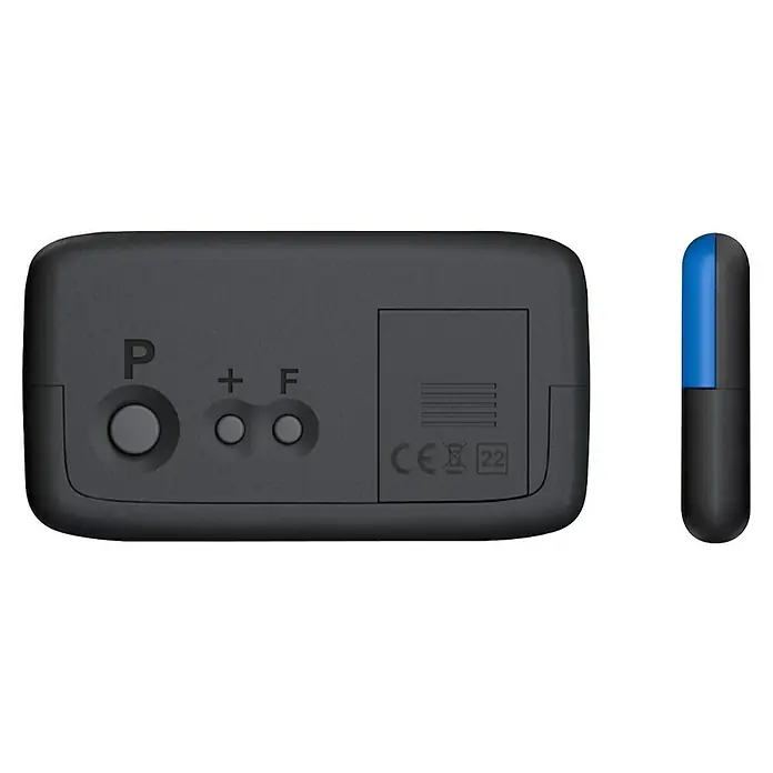Needit Parkscheibe Automatisch Park Micro - Batterietyp: CR2032 - Eine Nahaufnahme eines grauen Geräts mit der Aufschrift "P", "+", "F" und CE-Kennzeichen mit einer blauen Kappe auf der rechten Seite.