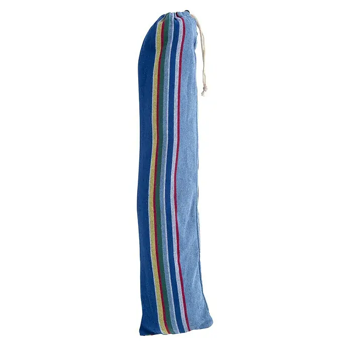Amazonas Stabhängematte Tonga Ocean - L x B: 310 x 80 cm, Blau - Ein blauer, gestreifter Seesack mit Kordelzugverschluss, ideal zum Verstauen von Strandutensilien oder ähnlichem Zubehör.
