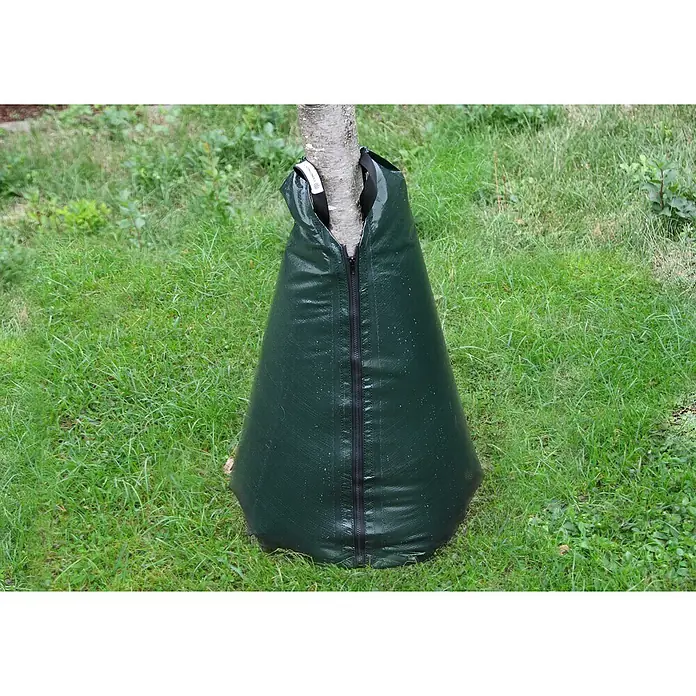 Floraworld Bewässerungssack Classic - Passend für: Bäume bis Ø 18 cm, 190 g/m² - Nahaufnahme eines Baumes, der mit einer grünen Baumtasche mit Reißverschluss umwickelt ist, um das Wachstum und die Gesundheit des Baumes zu fördern.