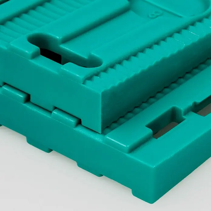 Wolfcraft Keile - 30 Stk. - Detailaufnahme einer grünen, modularen Bodenfliese mit ineinandergreifenden Rändern, ideal für flexible Bodenbeläge.
